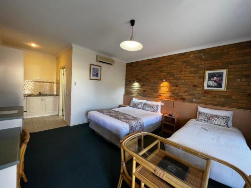 pokój hotelowy z 2 łóżkami i kuchnią w obiekcie RiverPark Motel w mieście Moama