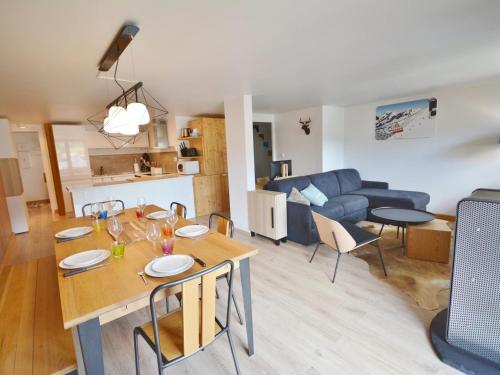 une cuisine et un salon avec une table et des chaises dans l'établissement Appartement T4 spacieux à Morzine, 3 chambres, parking, balcons, linge inclus - FR-1-684-3, à Morzine