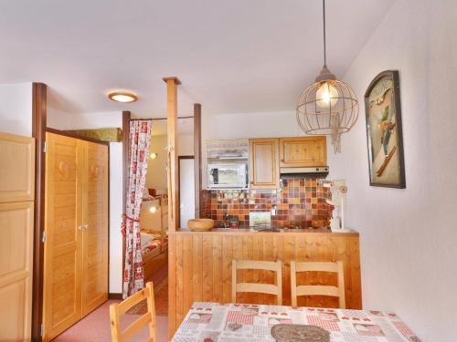 une petite cuisine avec une table et des chaises dans une pièce dans l'établissement Studio 4 pers. avec balcon, près des pistes et du centre, garage, linge inclus, Morzine-Avoriaz - FR-1-684-15, à Morzine
