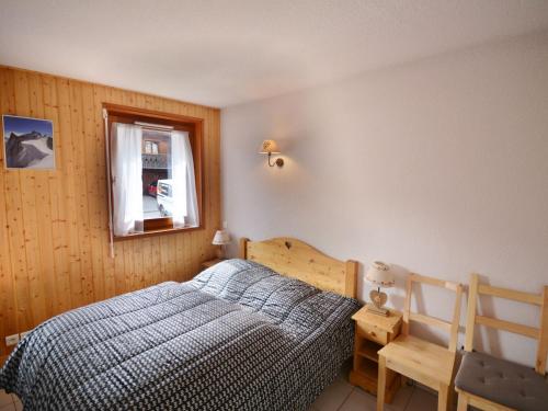une chambre avec un lit, une fenêtre et une chaise dans l'établissement Appartement cosy 4 pers., centre de Morzine, proche pistes, balcon sud, parking, linge inclus - FR-1-684-45, à Morzine