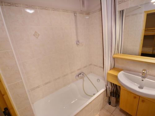 une salle de bain avec une baignoire et un lavabo dans l'établissement Appartement cosy 4 pers., centre de Morzine, proche pistes, balcon sud, parking, linge inclus - FR-1-684-45, à Morzine