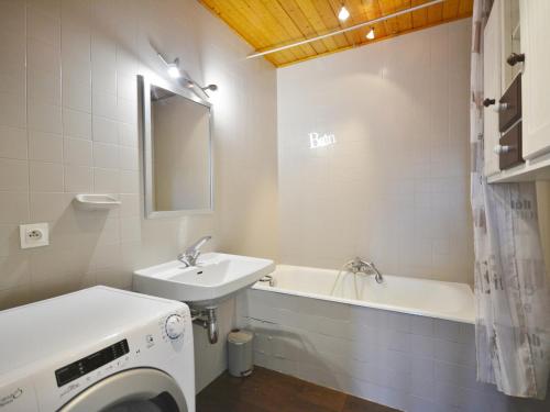 une salle de bain avec un lavabo et une machine à laver dans l'établissement **Duplex 6 pers. au centre de Morzine, proche pistes et remontées mécaniques** - FR-1-684-32, à Morzine