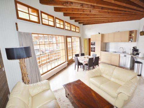 un salon avec un canapé et une table dans l'établissement Appartement T4 Lumineux au Centre de Morzine, Proche Télécabines – 6 Pers, Parc. Couv., Multipass Été - FR-1-684-33, à Morzine