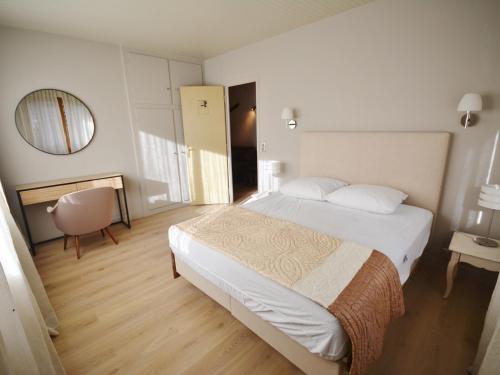 une chambre avec un lit, une table et un miroir dans l'établissement Appartement T4 Lumineux au Centre de Morzine, Proche Télécabines – 6 Pers, Parc. Couv., Multipass Été - FR-1-684-33, à Morzine