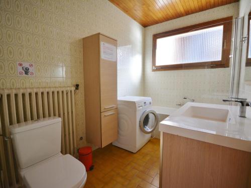 une salle de bain avec des toilettes blanches et un lavabo dans l'établissement Appartement T4 Lumineux au Centre de Morzine, Proche Télécabines – 6 Pers, Parc. Couv., Multipass Été - FR-1-684-33, à Morzine