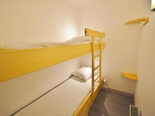 une chambre avec deux lits superposés dans une pièce dans l'établissement Studio cosy à Morzine - 4 pers., à 500m du téléphérique, balcon sud, parking, Multipass inclus - FR-1-684-34, à Morzine