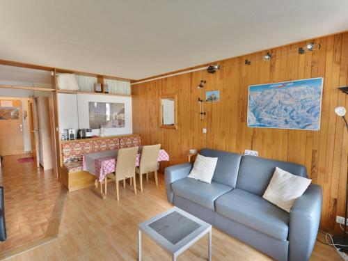 un salon avec un canapé et une table dans l'établissement Studio central à Morzine, proche remontées mécaniques, balcon sud, WiFi, parking - FR-1-684-17, à Morzine