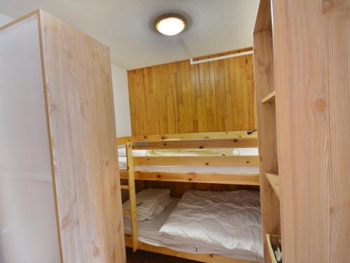 une petite pièce avec deux lits superposés dans l'établissement Studio central à Morzine, proche remontées mécaniques, balcon sud, WiFi, parking - FR-1-684-17, à Morzine