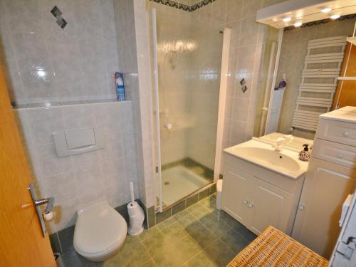 une salle de bain avec toilettes, douche et lavabo dans l'établissement Studio central à Morzine, proche remontées mécaniques, balcon sud, WiFi, parking - FR-1-684-17, à Morzine