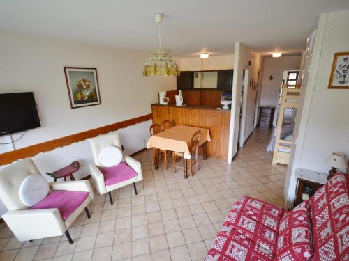 un salon avec une table et des chaises et une cuisine dans l'établissement Studio 4 pers. avec balcon, proche pistes et centre Morzine - 2 étoiles, linge inclus - FR-1-684-55, à Morzine