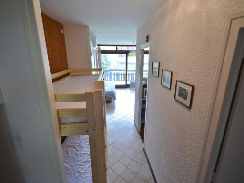 un couloir menant à une chambre avec escalier et à une chambre avec chambre dans l'établissement Studio 4 pers. avec balcon, proche pistes et centre Morzine - 2 étoiles, linge inclus - FR-1-684-55, à Morzine
