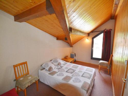 une chambre avec un lit et un plafond en bois dans l'établissement Appartement duplex au centre de Morzine, 4 pers., proche des télécabines, balcon, parking, MultiPass - FR-1-684-36, à Morzine