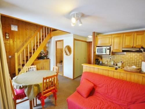 un salon avec un canapé rouge et une table dans l'établissement Appartement duplex au centre de Morzine, 4 pers., proche des télécabines, balcon, parking, MultiPass - FR-1-684-36, à Morzine