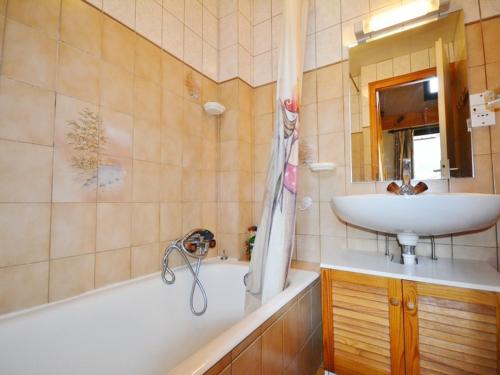une salle de bain avec une baignoire et un lavabo et une baignoire dans l'établissement Appartement duplex au centre de Morzine, 4 pers., proche des télécabines, balcon, parking, MultiPass - FR-1-684-36, à Morzine