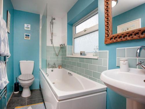 ein Badezimmer mit einer Badewanne, einem WC und einem Waschbecken in der Unterkunft Bird Box in Brixham