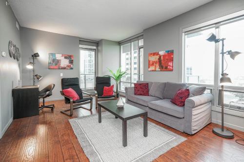 Beautiful 2bd Condo Patio Gym Parking location
