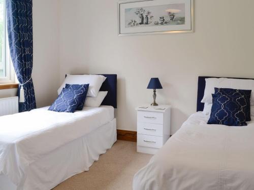 Duas camas sentadas uma ao lado da outra num quarto em Stronvaar em Stranraer