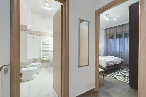 ローマにあるCasa 49 Guest Houseのバスルーム(トイレ付)、ベッド1台が備わります。