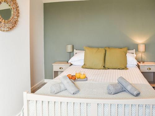 - une chambre avec un lit et des fruits dans l'établissement Bryn Derwen, à Llanfair