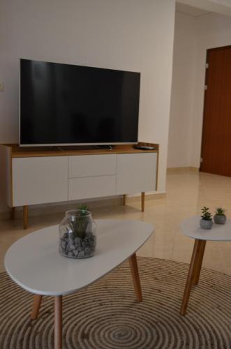Televízia a/alebo spoločenská miestnosť v ubytovaní Anastasias apartment tripoli