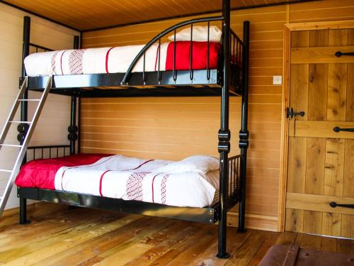 a bunk bed room with two bunk beds in a cabin at Hafod Station in Dungeness