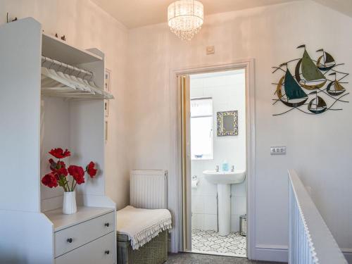 uma casa de banho com um lavatório e um espelho em La Casita em Herne Bay
