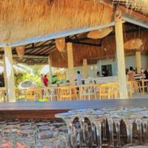 Un restaurante o sitio para comer en Margarita Beach