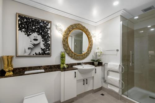 uma casa de banho com um lavatório e um espelho em The Celebrity em Auckland