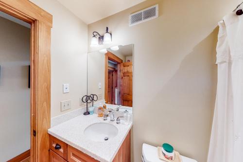 een badkamer met een wastafel en een spiegel bij Butte Bliss in Ludlow