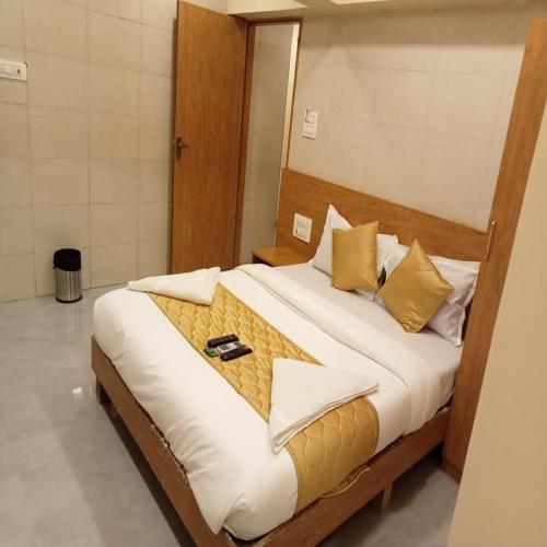 เตียงในห้องที่ Hotel New Sarah Inn, Andheri West