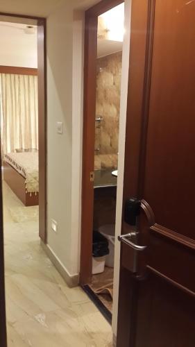 una puerta abierta a una habitación con dormitorio en Paramount Inn, en Sriperumbudur