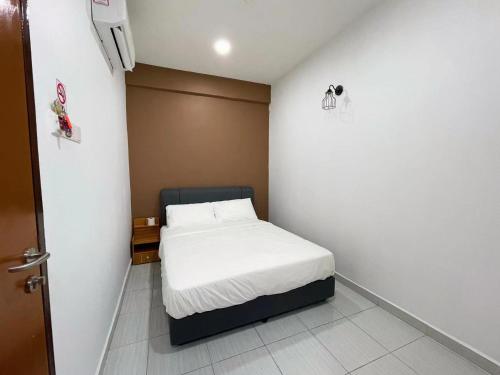 a small bedroom with a bed in the corner at Gemilang Hotel Klang in Teluk Panglima Garang