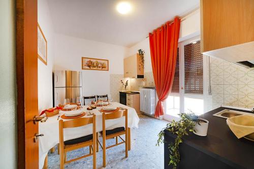 Residenza Dalia&Lea في فيرونا: مطبخ مع طاولة وكراسي في غرفة