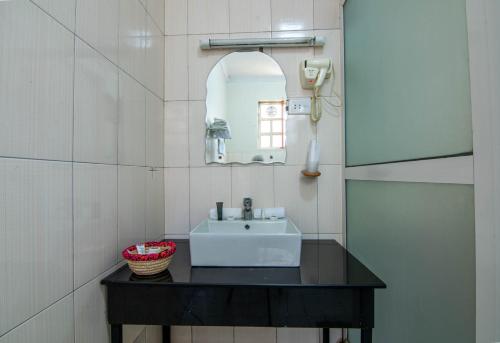 bagno con lavandino e specchio di Crest Safari Lodge ad Arusha