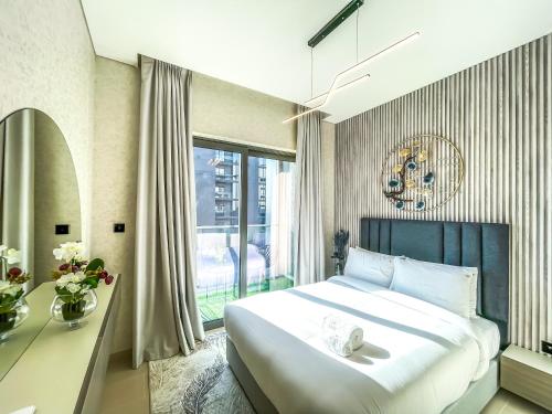 1 dormitorio con cama grande y ventana grande en STAY BY LATINEM Luxury 2 BR Holiday Home CV B2508 near Burj Khalifa en Dubái