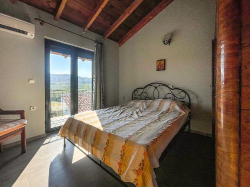 um quarto com uma cama e uma grande janela em Kavros House em Arménoi