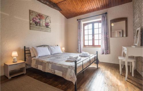 - une chambre avec un lit et une fenêtre dans l'établissement Lavender, à Nanclars