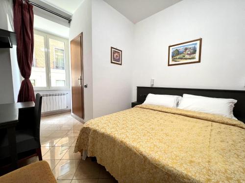 Postel nebo postele na pokoji v ubytování Hotel domus termini