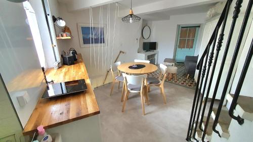 a kitchen and dining room with a table and chairs at Chaleureuse Maison de pécheur Plat du pays Clim et Wifi in Banyuls-sur-Mer