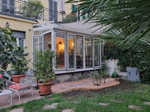 a house with windows and plants in a yard at Hotel Charly in Milan