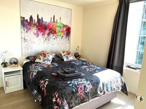 1 dormitorio con 1 cama con una pintura en la pared en Onsite Parking, Self Check-in en Melbourne