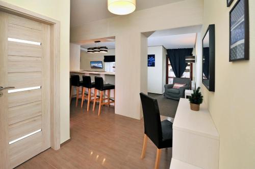 a living room and a kitchen with a dining room at APLEND Koliba Kamzík in Smokovce