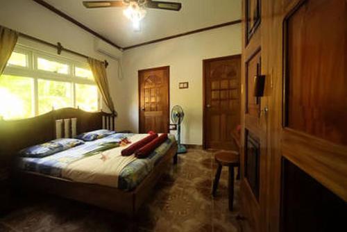 Postel nebo postele na pokoji v ubytování Omusee Self Catering