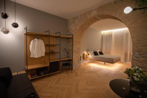 uma sala de estar com uma cama e um arco em S1 Luxury Suites and Rooms em Trieste