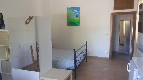 sypialnia z łóżkiem w pokoju w obiekcie Ai Boschi w mieście Ozzano dell Emilia