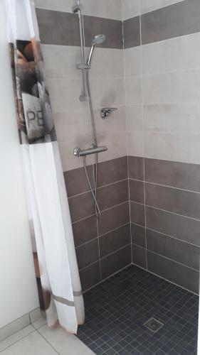 LʼHerbaudièreにあるMaison de vacances Ile de noirmoutierのガラスドア付きのシャワー付きのバスルーム