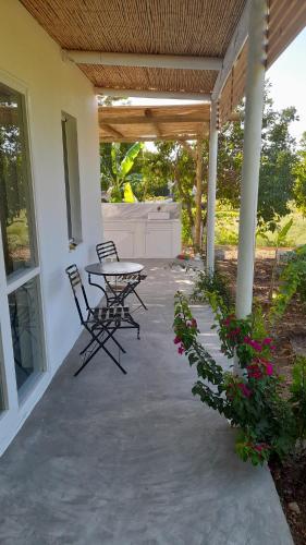 una casa con patio con mesa y sillas en Greek Island bungalow in Samos set in beautiful nature en Samos