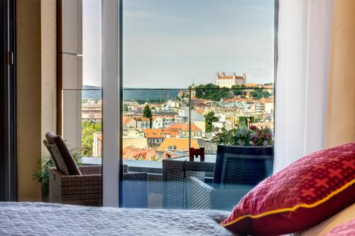 1 dormitorio con cama y vistas a la ciudad en SKY PARK Central City Downtown, en Bratislava