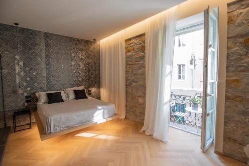 1 dormitorio con cama y ventana grande en S1 Luxury Suites and Rooms en Trieste