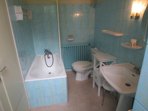 コトレにあるAppartement Cauterets, 2 pièces, 5 personnes - FR-1-234-122のバスルーム(バスタブ、トイレ、シンク付)